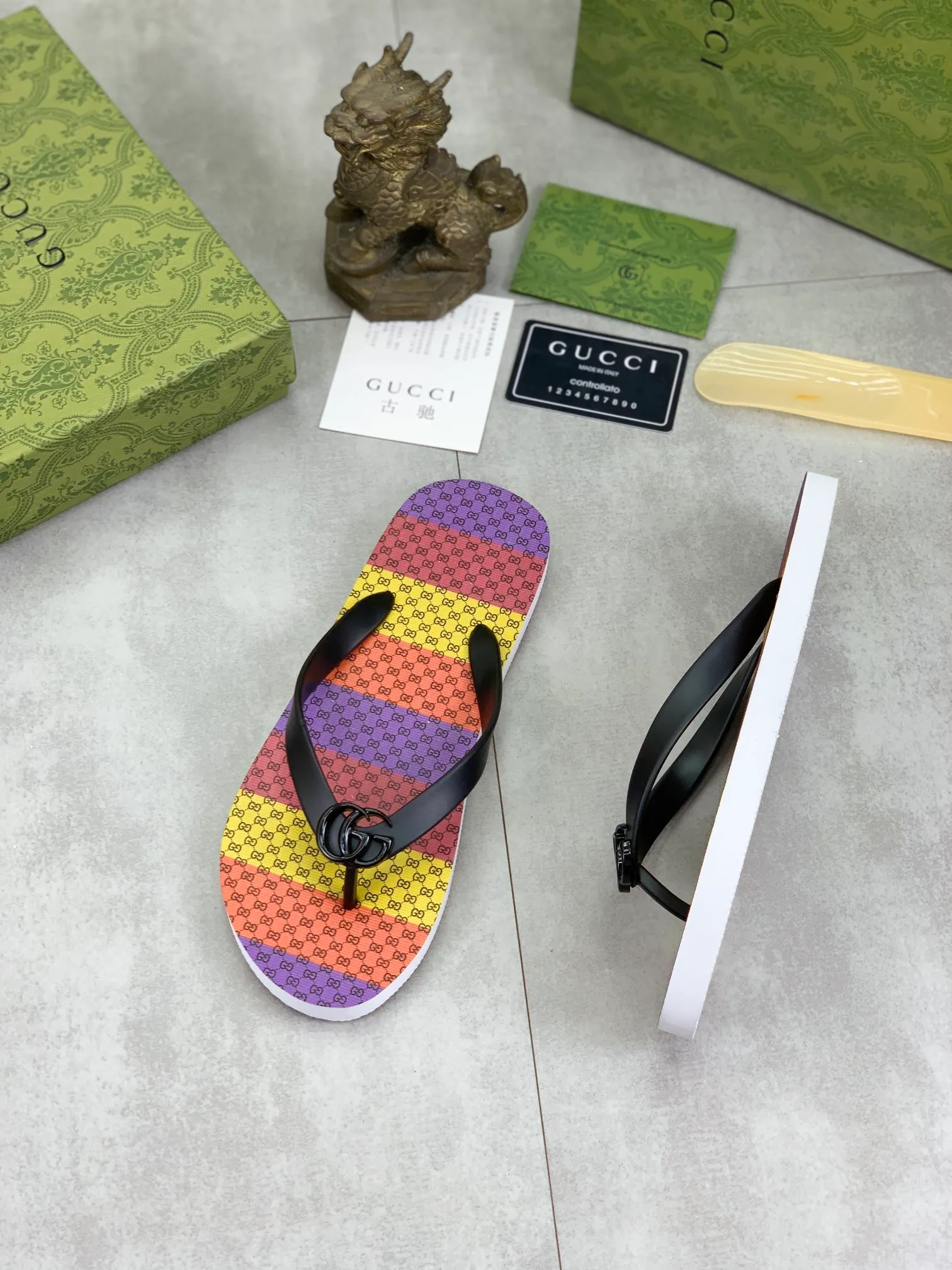 Men's men's shoes 💰P220💰【New style】🆘【GUCCI】Official website's popular Gucci adult couple 🧑‍🤝‍🧑 style, children's flip-flops are on sale at the counter simultaneously! Original fabric imported from Italy. Original bottom provided by the original factory. Size: Adult 36-45. Children’s size: 30-37. Multiple colors available.